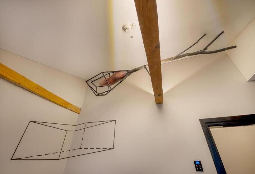 اتاق استاندارد, Artagonist Art