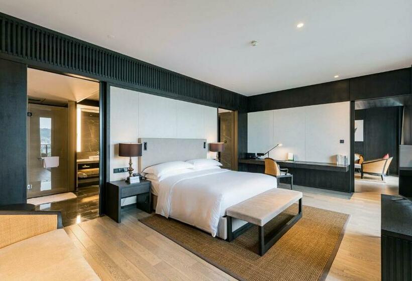 Люкс Кровать Кинг, Hilton Ningbo Dongqian Lake