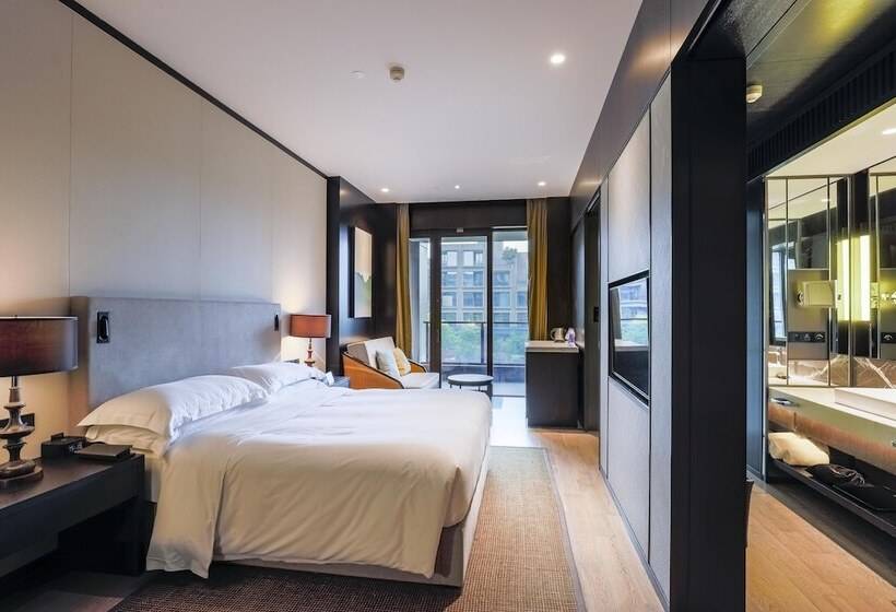 Номер Deluxe, Hilton Ningbo Dongqian Lake