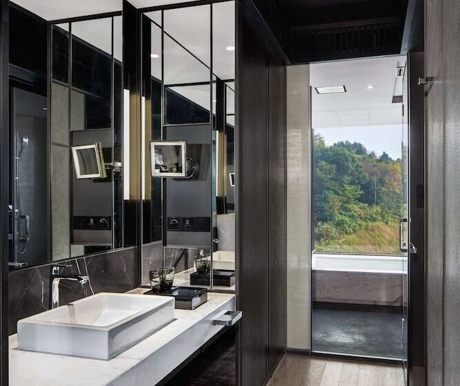 Номер Deluxe, Hilton Ningbo Dongqian Lake