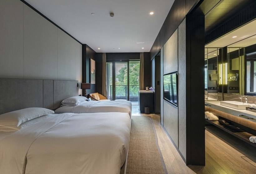 Номер Стандарт Вид на Озеро, Hilton Ningbo Dongqian Lake