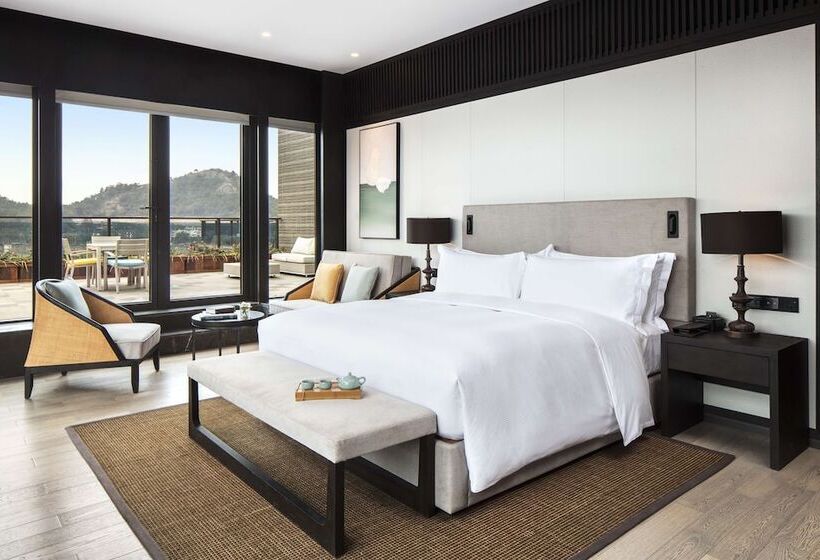 Президентский Люкс, Hilton Ningbo Dongqian Lake