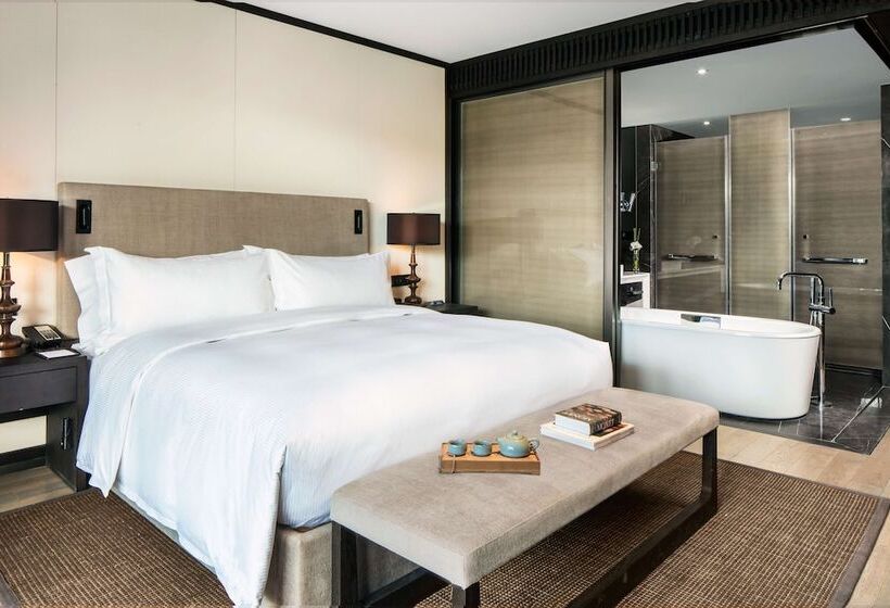 Президентский Люкс, Hilton Ningbo Dongqian Lake