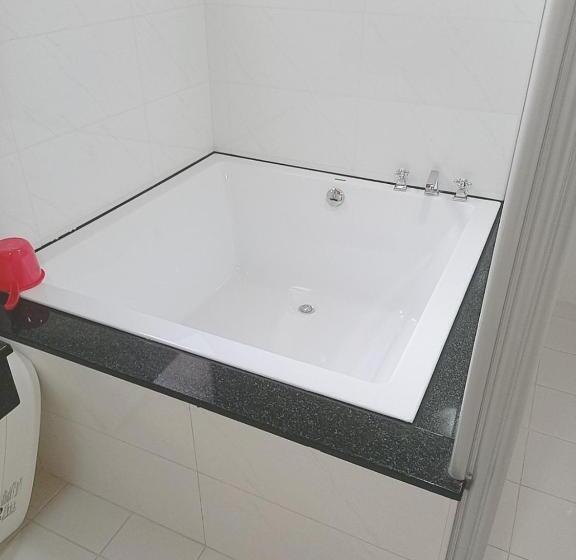 اتاق استاندارد چهارنفره با بالکن, Happy Life B&b