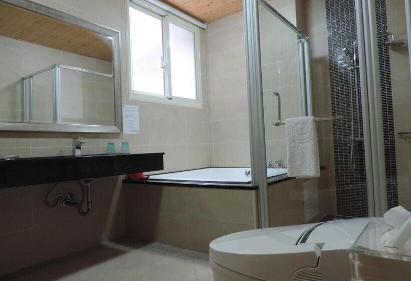 اتاق استاندارد چهارنفره با بالکن, Happy Life B&b