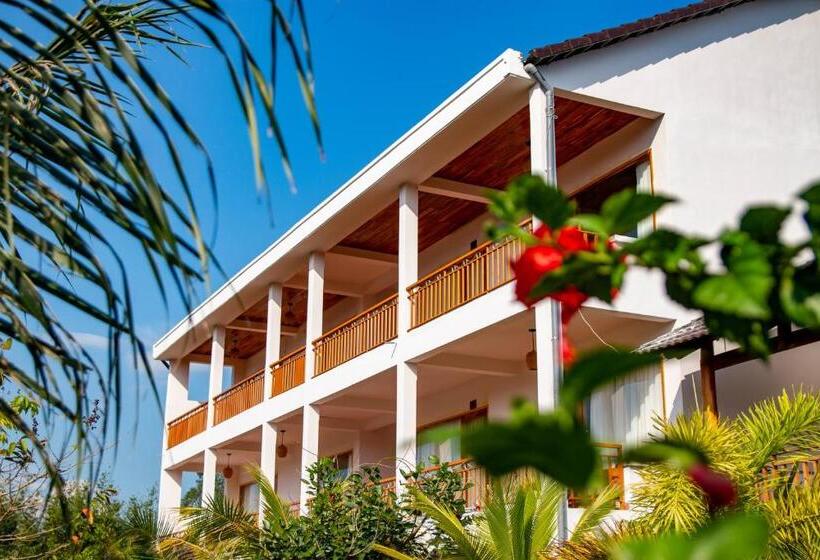 اتاق سه نفره سوپریور با چشم‌انداز باغ, La Casa Resort