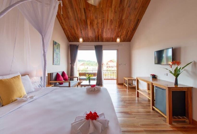 اتاق سه نفره سوپریور با چشم‌انداز باغ, La Casa Resort