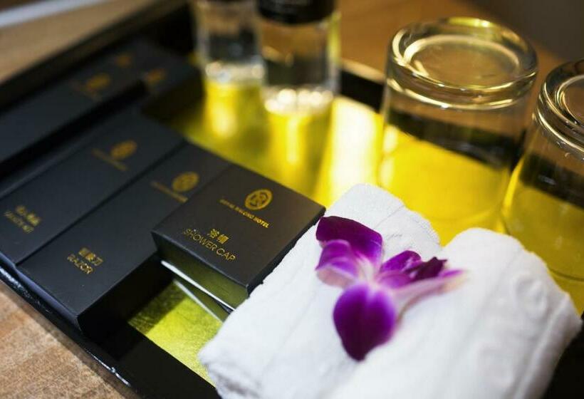 اتاق لوکس با چشم‌انداز دریا, Royal Halong