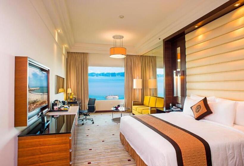 اتاق لوکس با چشم‌انداز دریا, Royal Halong
