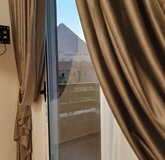 اتاق خانوادگی, Solima Pyramids View