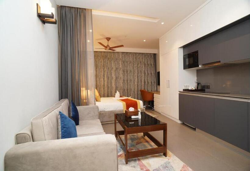 اتاق لوکس با بالکن و چشم‌انداز دریا, Livbox At Supernova