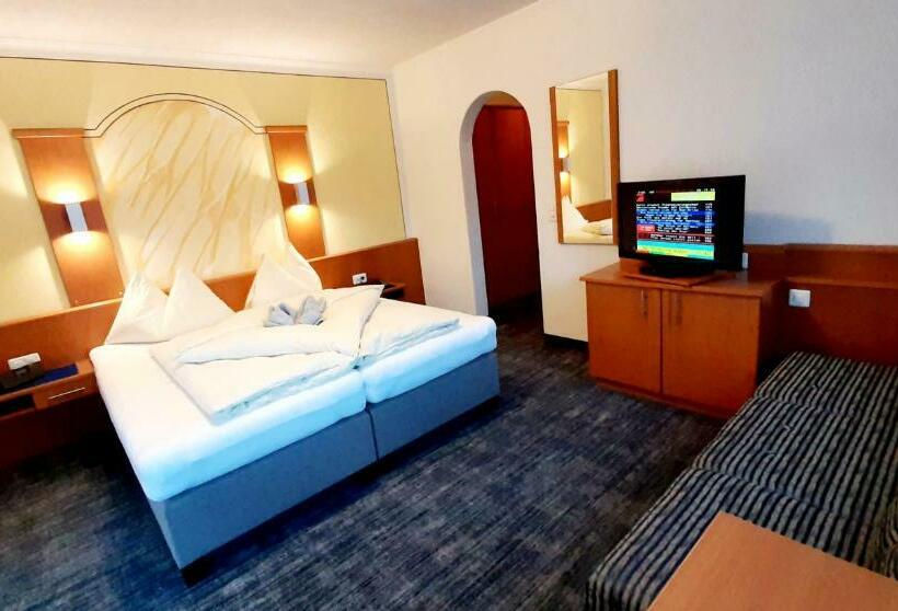 Трехместный Номер Стандарт с Балконом, Soliva Hotel & Apartments