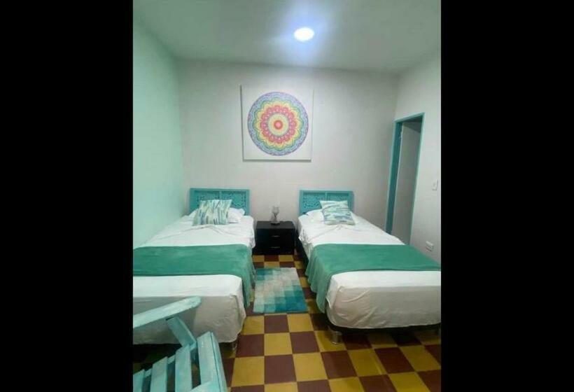 Standard 3 Pers. Værelse, Room In Lodge   Cr 2 Room In Getsemani With Breakfast Wifi And Air Conditioning