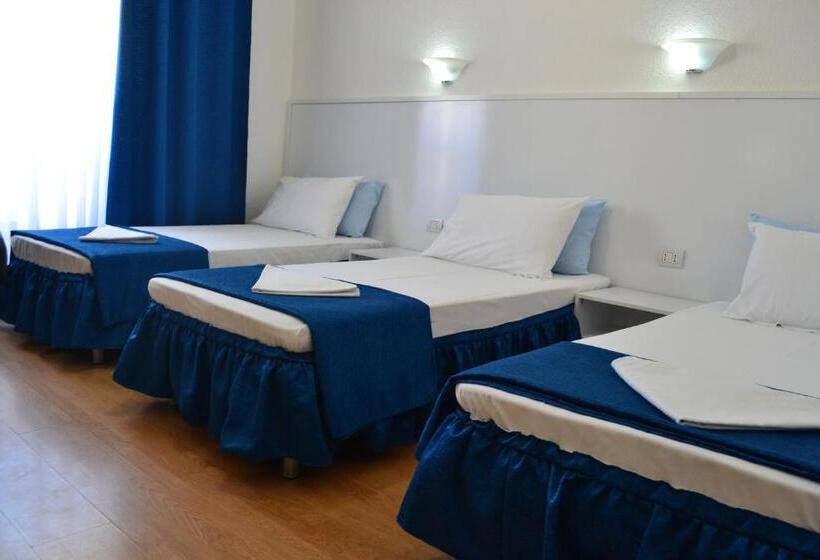 غرفة قياسية ثلاثية مزودة بشرفة, Tirana Central Guesthouse