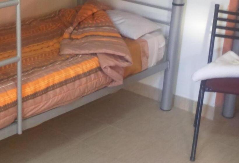 سرير فى غرفة مشتركه, Milenarios Hostel