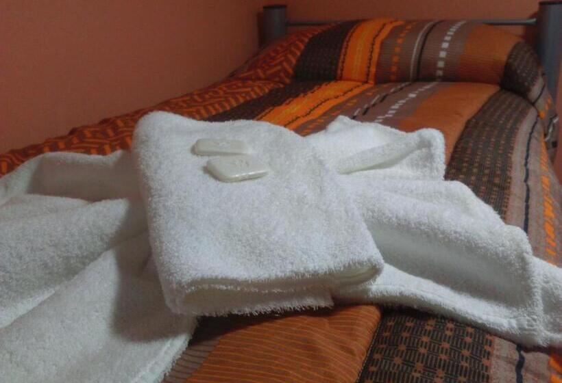 سرير فى غرفة مشتركه, Milenarios Hostel