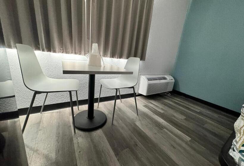 带大床的豪华间, Studio 6 Suites East Syracuse Airport