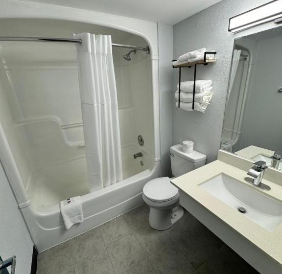 带大床的豪华间, Studio 6 Suites East Syracuse Airport