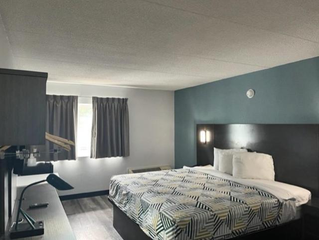带大床的豪华间, Studio 6 Suites East Syracuse Airport