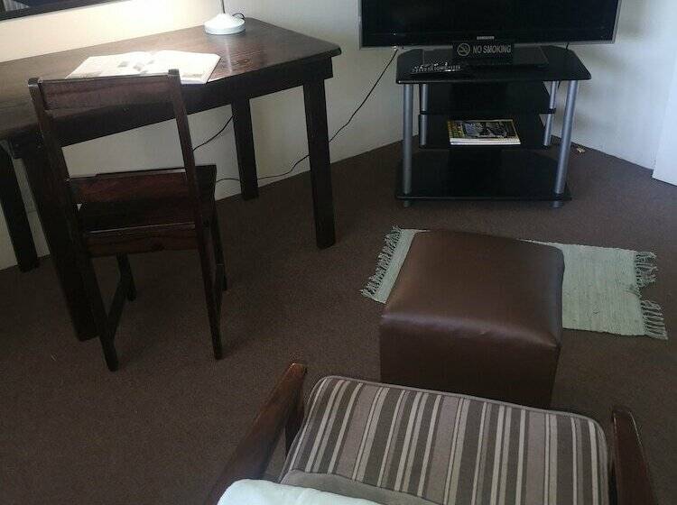 Дом 4 Спальни, Mackenzies Accommodation