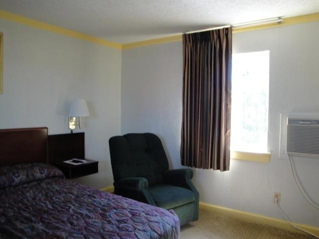 带大床的标准间, Budget Inn Danville