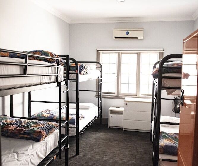 공동 객실, The Emperors Crown Hostel