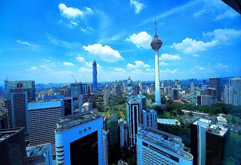 2 Bedroom Apartment with Views, Luxury Apartment Near Klcc & City Center
