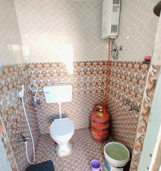 Стандартный внешний трехместный номер с ванной комнатой, Shriguru Guest House Akkalkot