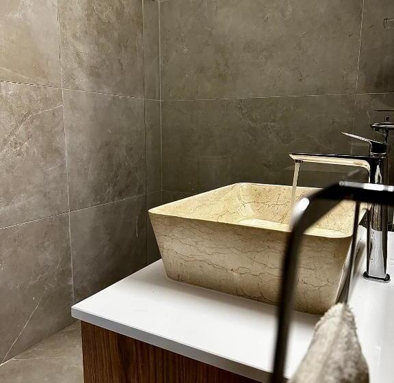 标准间, Stone Court Boutique Studios