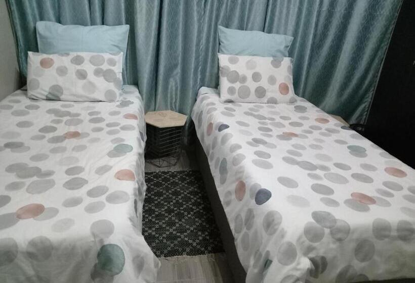 Номер Стандарт Четырехместный Совместный Санузел, Family House