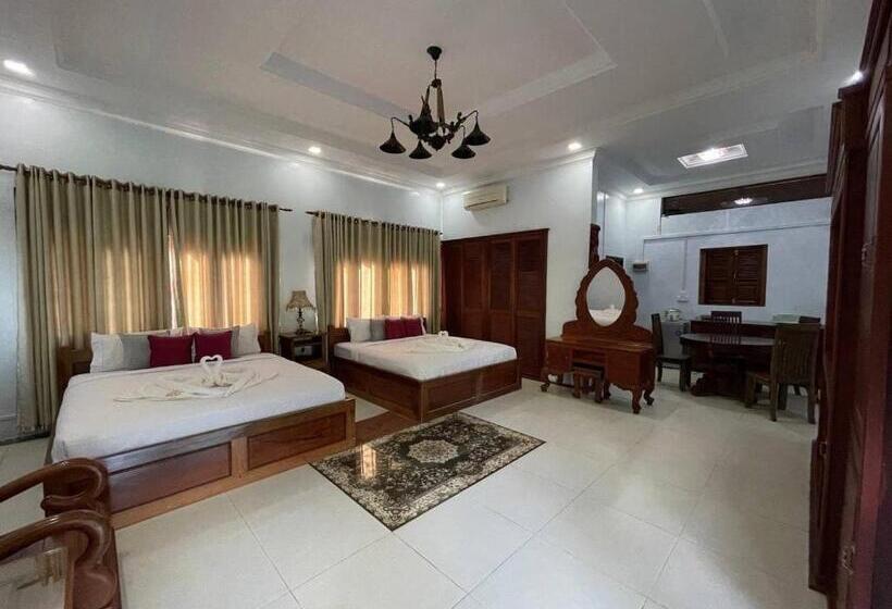 اتاق لوکس با بالکن, Phum Khmer Resort
