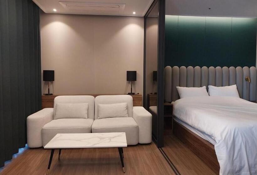디럭스 룸 측면 바다 전망, The Solid Residence   Elbon The Stay By Haeundae