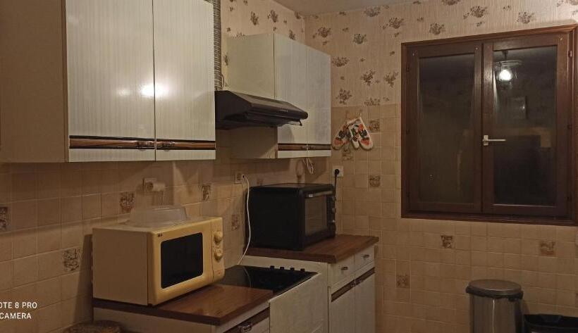 Номер Стандарт Трехместный, Etablissement Commun Avec Chambre Privé Tranquille Avec Jardin A 10 Min A Pied De La Gare De Fleury