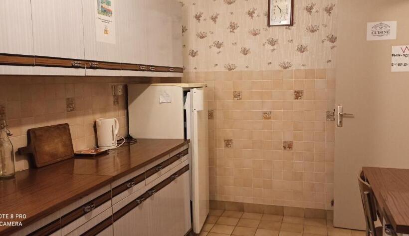 Номер Стандарт, Etablissement Commun Avec Chambre Privé Tranquille Avec Jardin A 10 Min A Pied De La Gare De Fleury