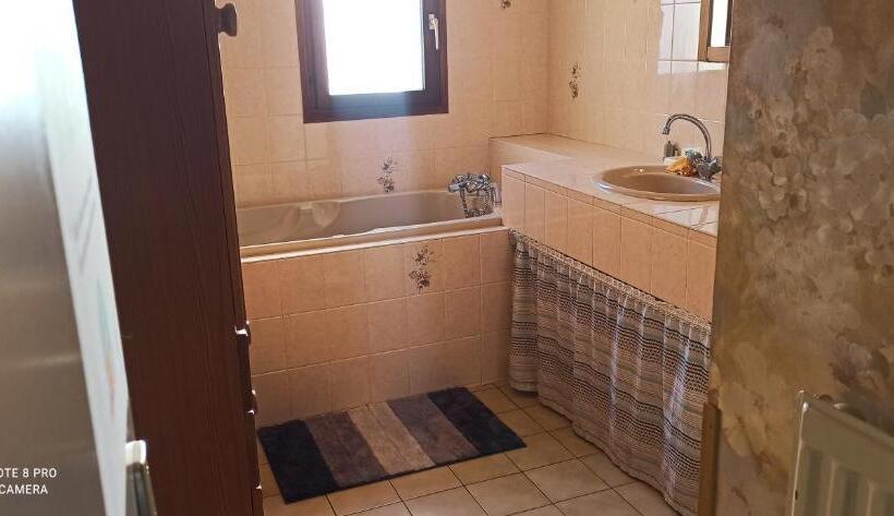 Номер Стандарт, Etablissement Commun Avec Chambre Privé Tranquille Avec Jardin A 10 Min A Pied De La Gare De Fleury