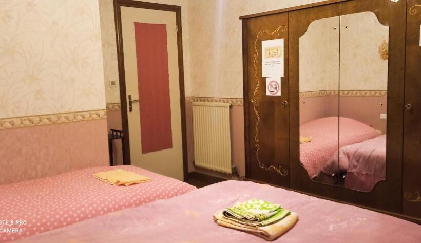 Номер Стандарт Трехместный, Etablissement Commun Avec Chambre Privé Tranquille Avec Jardin A 10 Min A Pied De La Gare De Fleury