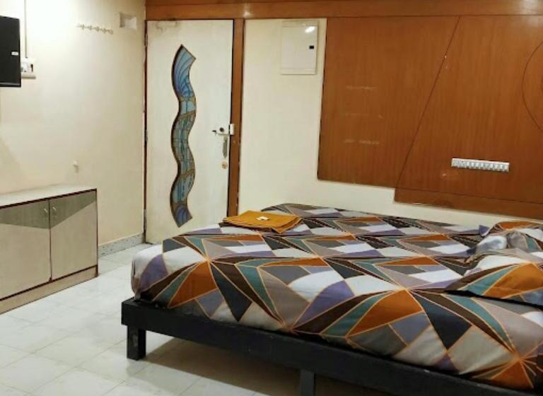 اتاق سوپریور با تخت بزرگ, Shyamal Rajkot