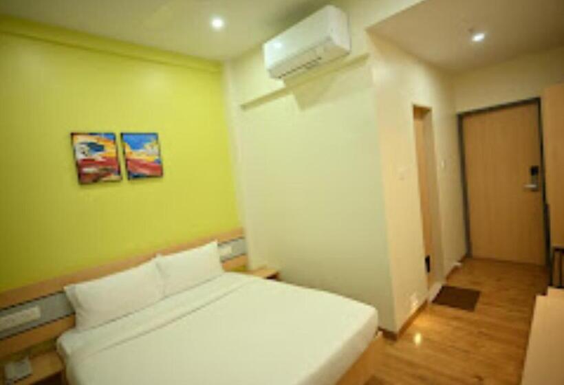 Номер Deluxe, City Centre Latur   Lodging & Restaurant Latur