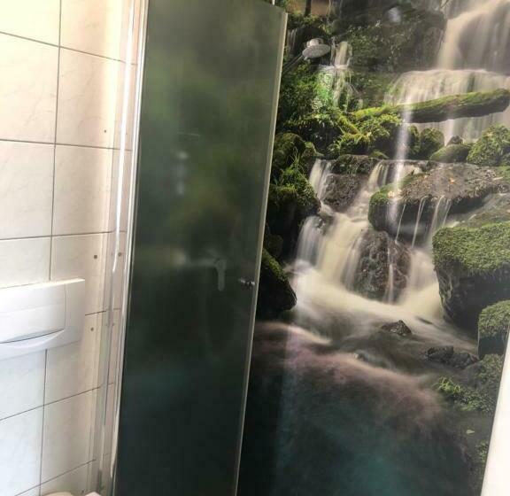 Номер Стандарт, Gasthaus & Hotel Backhendlstation