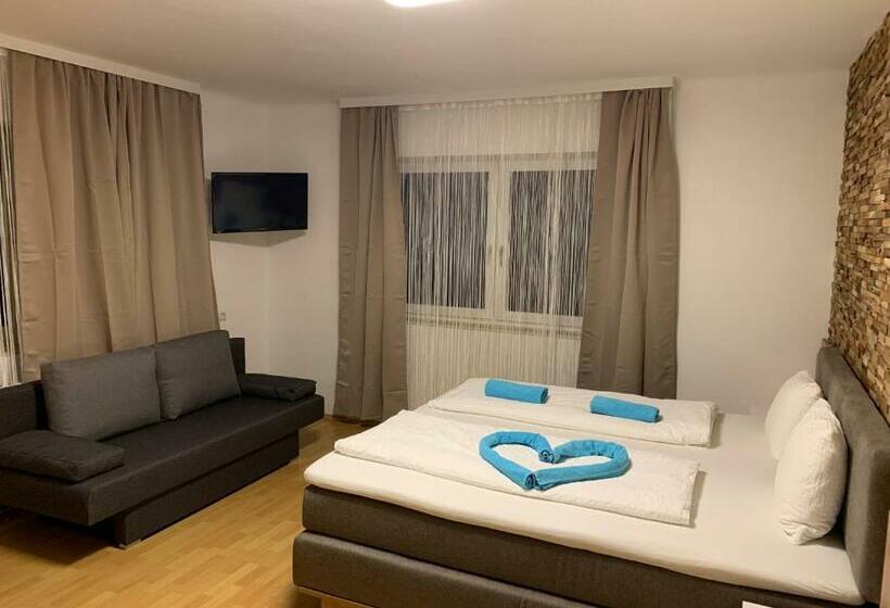 Quarto Triplo Estandar, Gasthaus & Hotel Backhendlstation