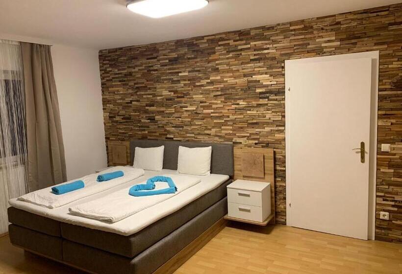Quarto Triplo Estandar, Gasthaus & Hotel Backhendlstation