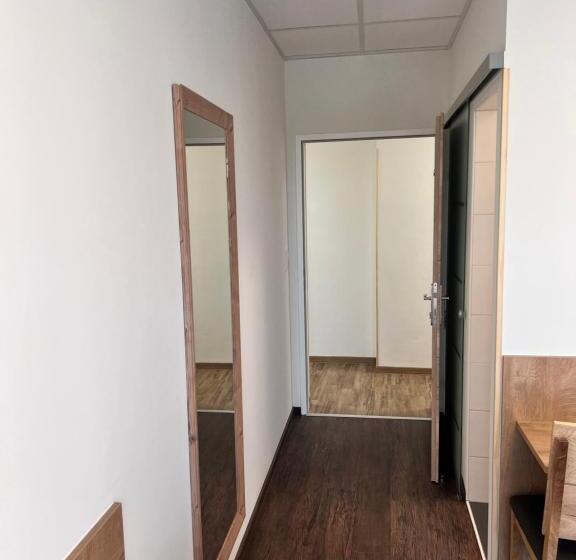 Номер Стандарт, Gasthaus & Hotel Backhendlstation