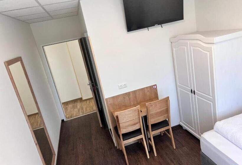 Номер Стандарт, Gasthaus & Hotel Backhendlstation
