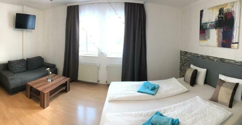Номер Стандарт, Gasthaus & Hotel Backhendlstation