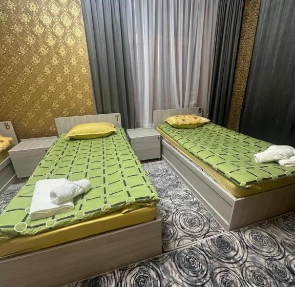 חדר סטנדרט לשלושה עם חדר אמבטיה משוף, Qamar Family Guest House