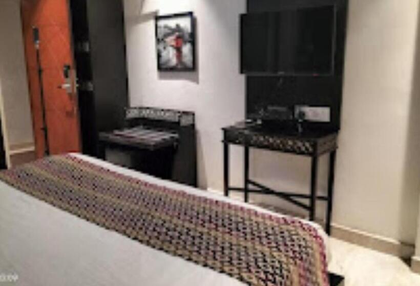 Номер Deluxe, Siddharth Premiere Chandrapur