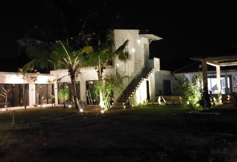 اتاق لوکس با چشم‌انداز دریا, Mercusuar Resort Jepara