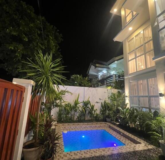 اتاق استاندارد سه تخته با چشم‌انداز باغ, Rich Vania Suites