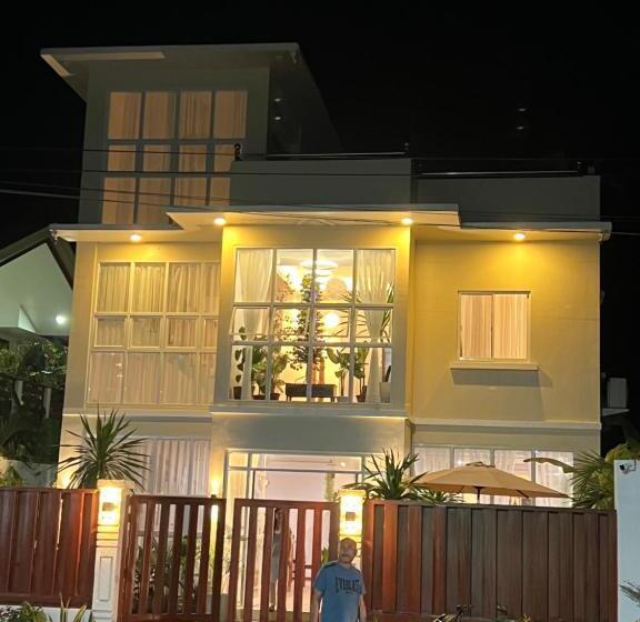 اتاق لوکس با چشم‌انداز باغ, Rich Vania Suites