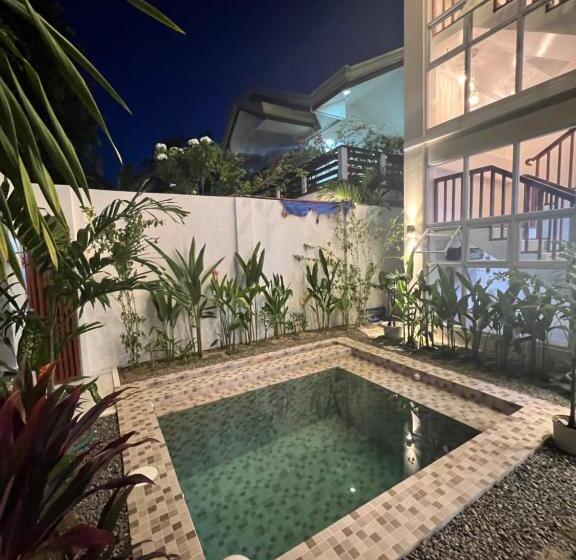 اتاق خانوادگی با چشم‌انداز باغ, Rich Vania Suites
